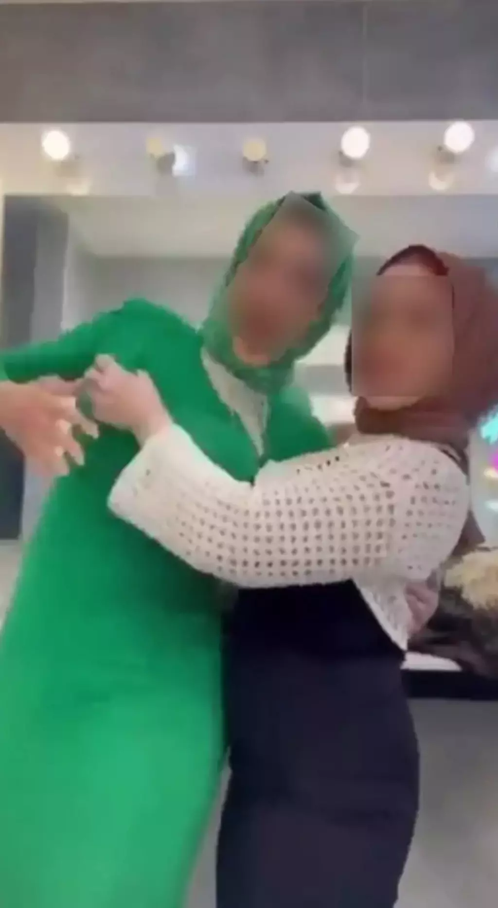 İki kadının şakalaştıkları anlar çok konuşuldu... Biri twerk yaptı diğeri kalçasına vurdu