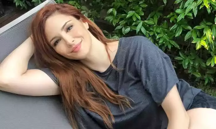 Sütyensiz pozu olay olmuştu! Mine Tugay derin yırtmacıyla nefes kesti