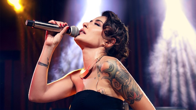 Melek Mosso'dan kalça estetiği sonrası nefes kesen pozlar!