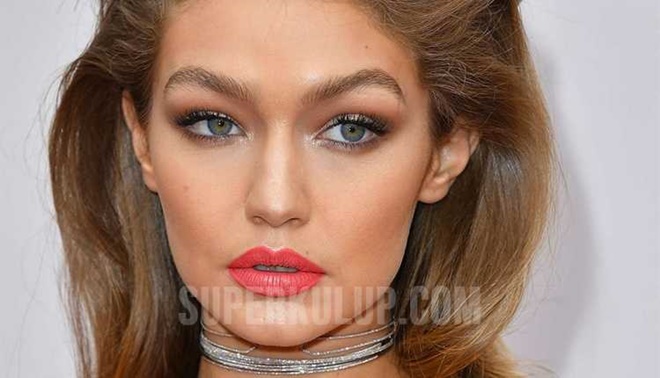 Gigi Hadid dergi kapağı için çıplak poz verdi