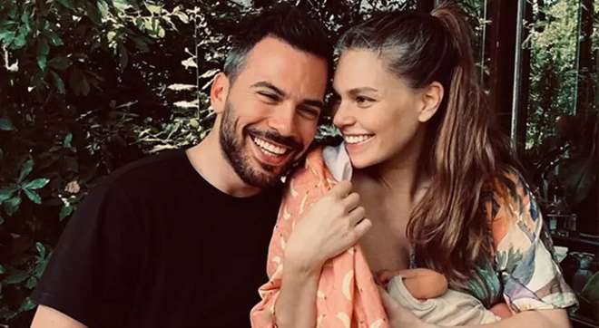 Başarılı oyuncu Aslı Enver, Sosyal medyada paylaşmaya devam ediyor