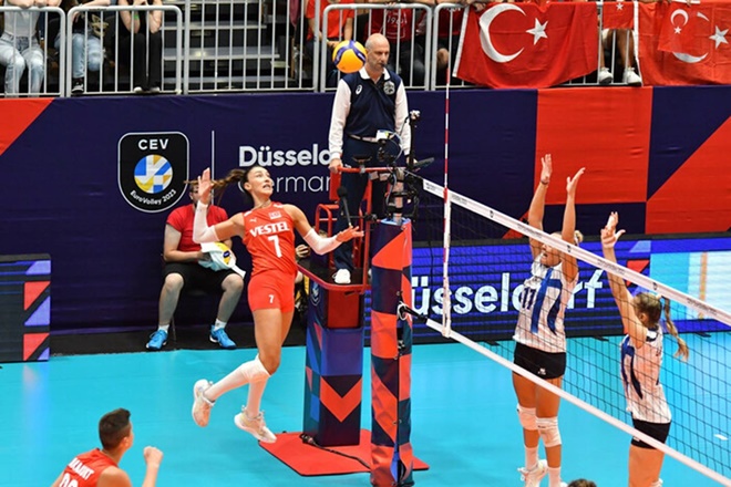 A Milli Kadın Voleybol Takımı'mız Yunanistan'a set vermedi