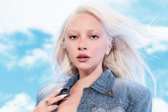 Ece Seçkin'den yeni  başlangıç