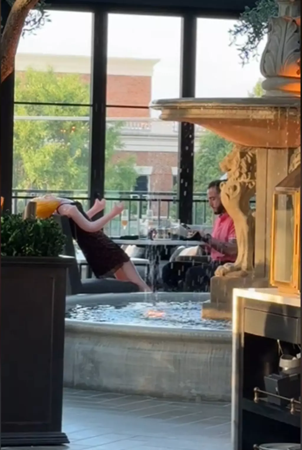 Garson o anları paylaşınca kovuldu