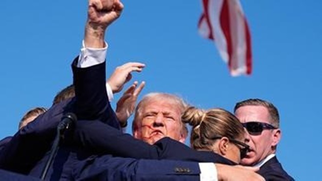 Donald Trump'a mitingde silahlı suikast girişimi! Kulağından yaralandı