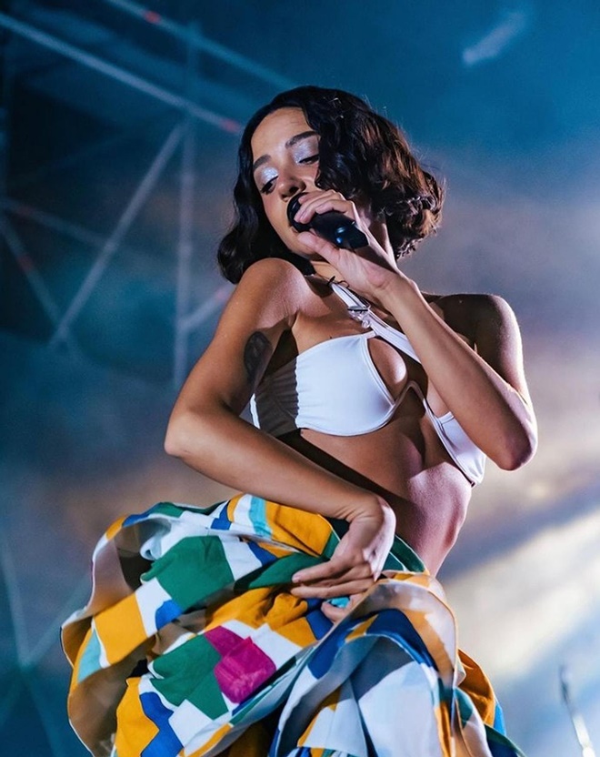 Zeynep Bastık son pozlarıyla beğeni topladı