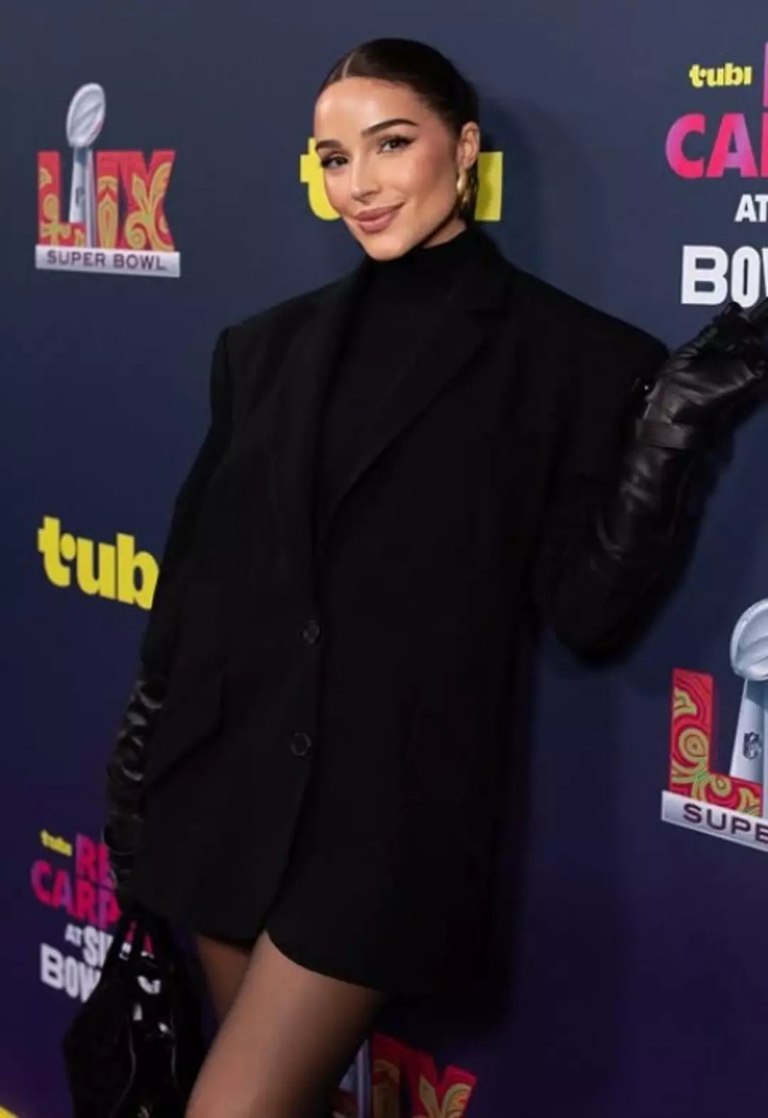 Olivia Culpo süper minisiyle peş peşe poz verdi