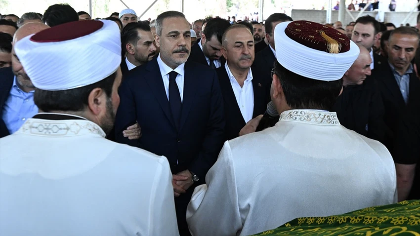 Mevlüt Çavuşoğlu'nun babası son yolculuğuna uğurlandı