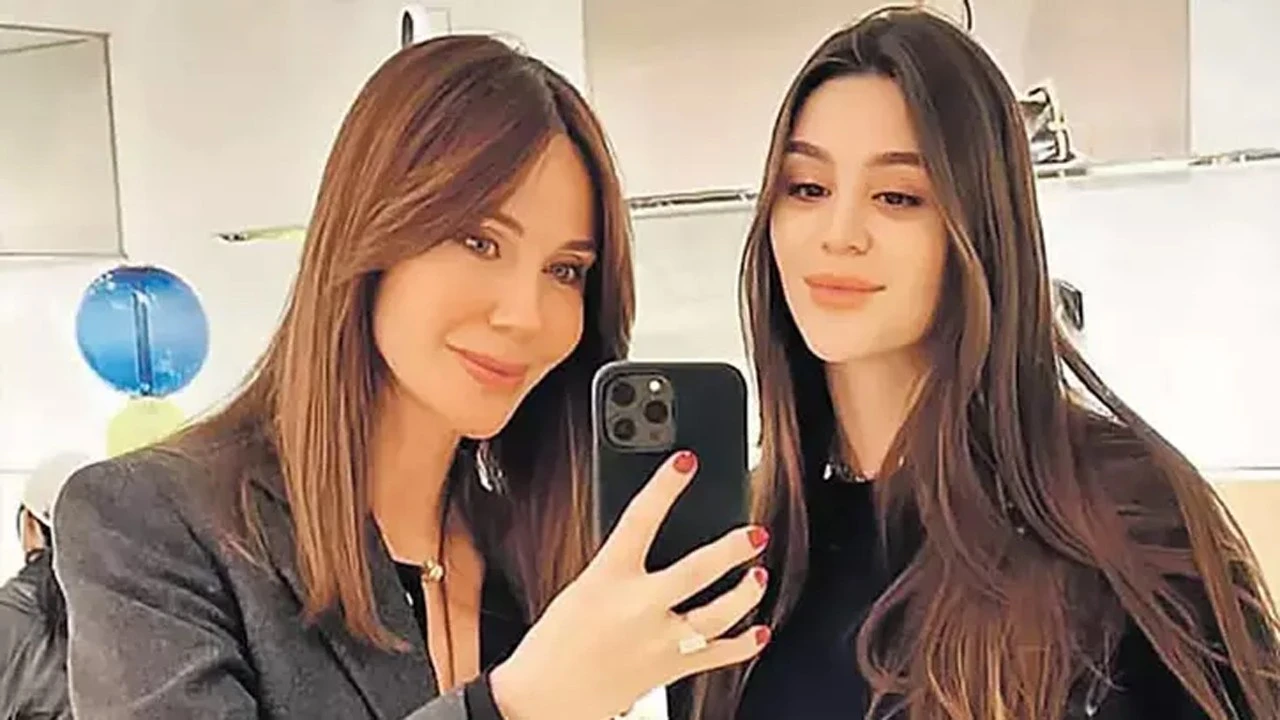 Demet Şener'in 'anne-kız günü' sevinci