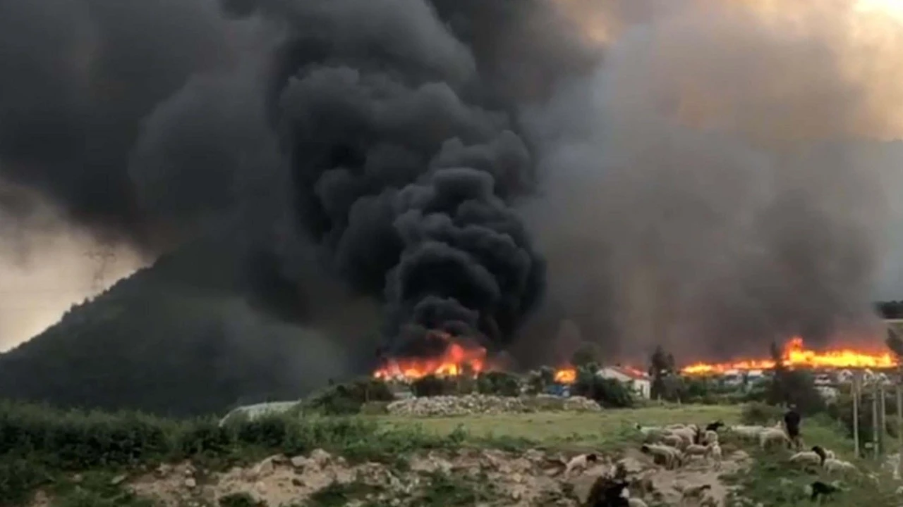 İzmir'de döküm sahasında çıkan yangın, 17 saatte kontrol altına alındı