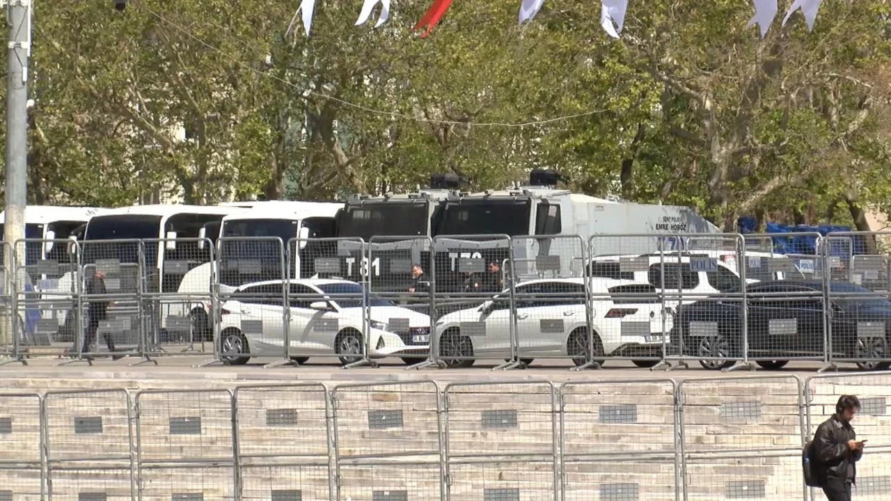 Taksim'de 1 Mayıs hazırlıkları sürüyor