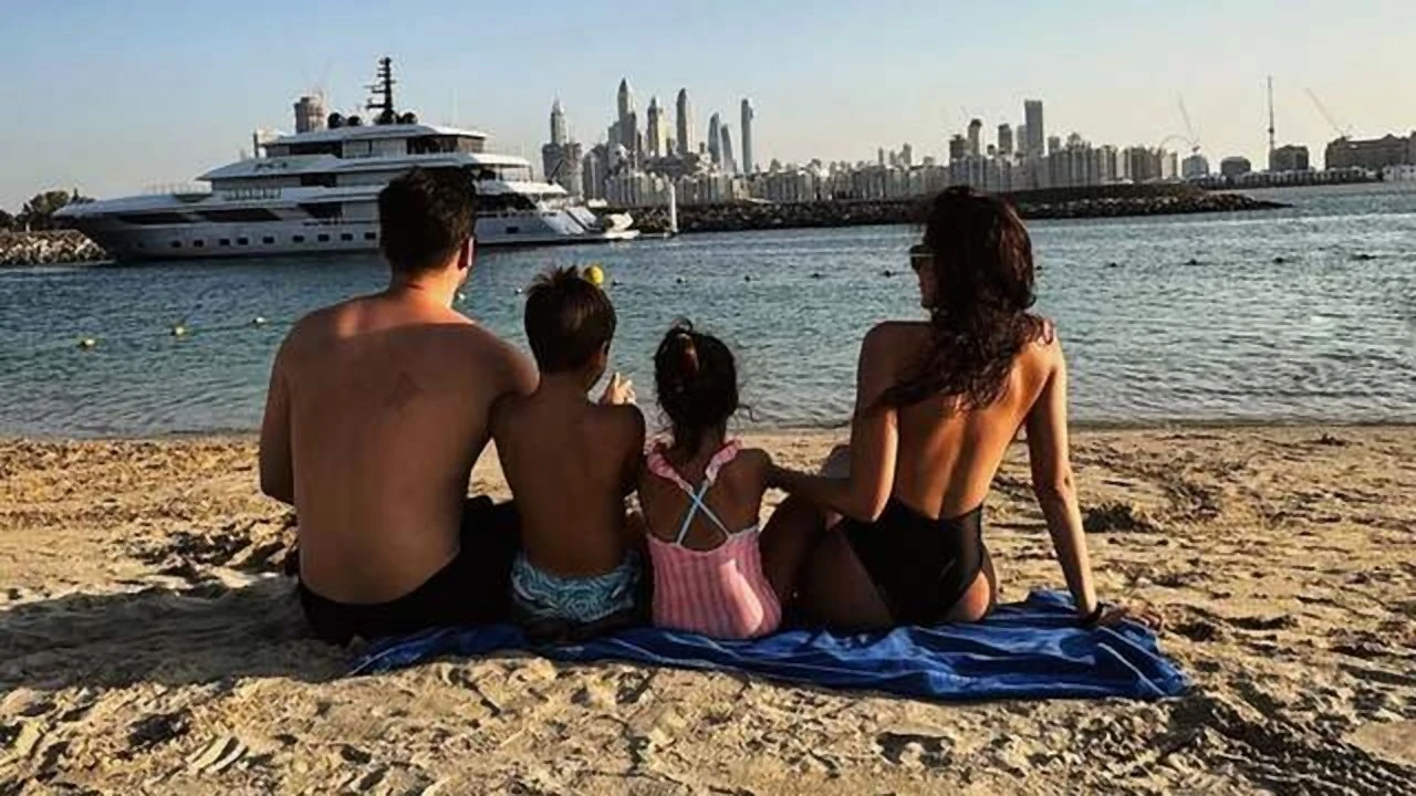 Tolgahan Sayışman- Almeda Abazi çifti, ailece Dubai tatilinde