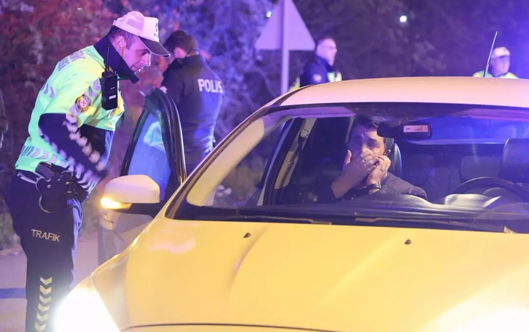 ‘Dur’ İhtarına Uymadı, Direndi: Alkollü Sürücü Bakın Kim Çıktı!