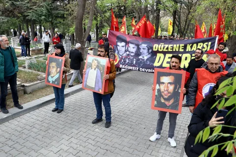 Deniz Gezmiş ve arkadaşları mezarları başında anıldı