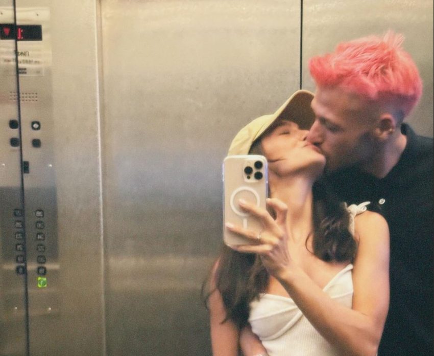 Kubilay Aka saçlarını pembeye boyadı