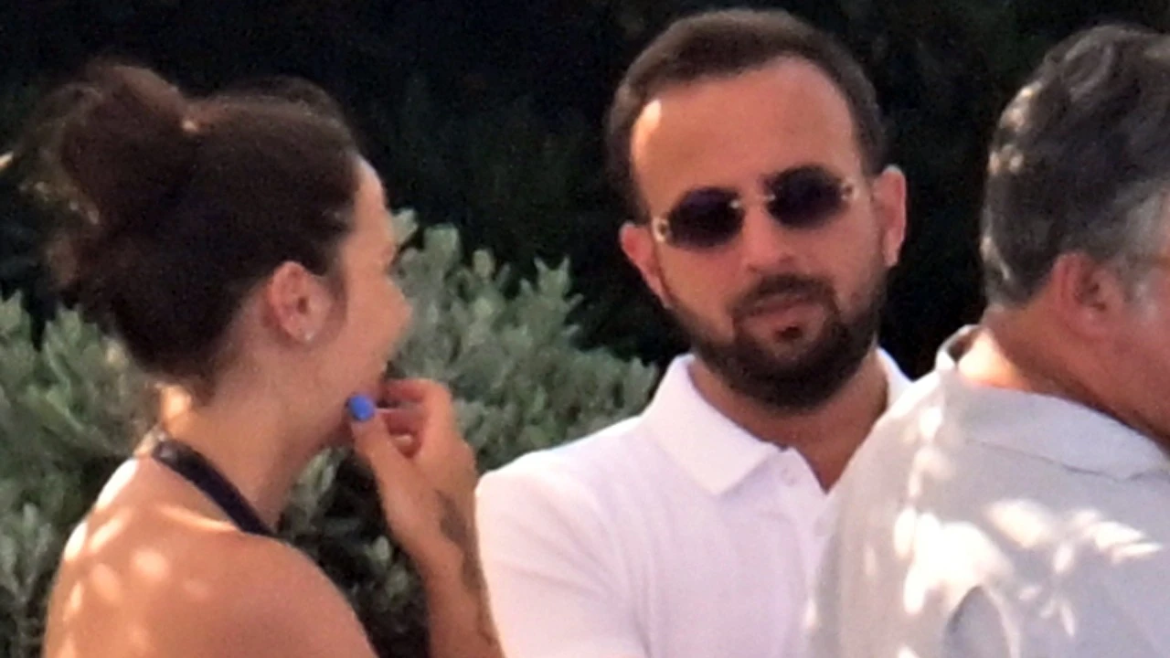 Zehra Çilingiroğlu sevgilisiyle tatilde sobelendi