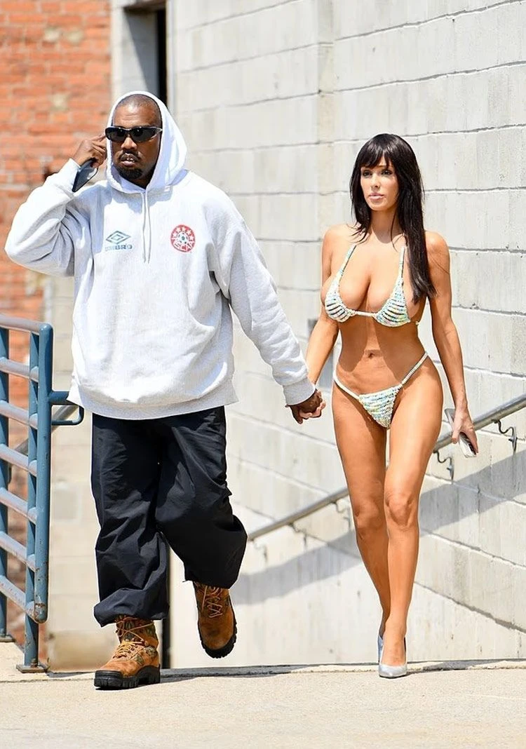 Bianca Censori Yine Sınırları Zorladı: Yenilebilir Bikiniyle Sokakta!