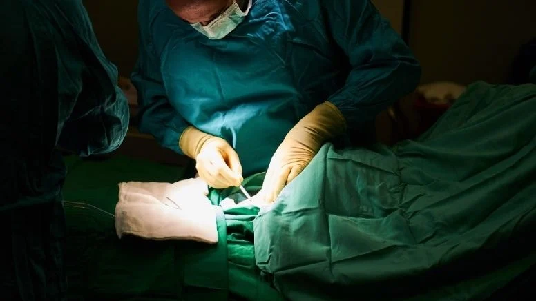 Karın ağrısıyla hastaneye gitti; midesinden canlı yılan balığı çıktı