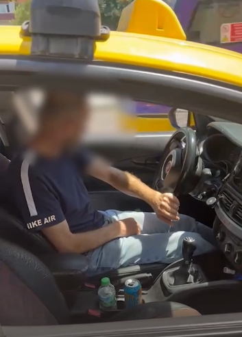 Uyuşturucu Kullanan Taksici Skandalı! Yol Ortasında Kendinden Geçti, Trafikten Men Edildi