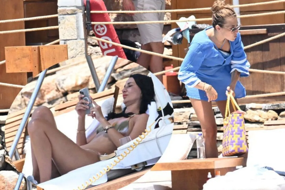 Pelin Akın Özalp ve Dilara Akın'ın Bodrum'da kız kıza güneş banyosu