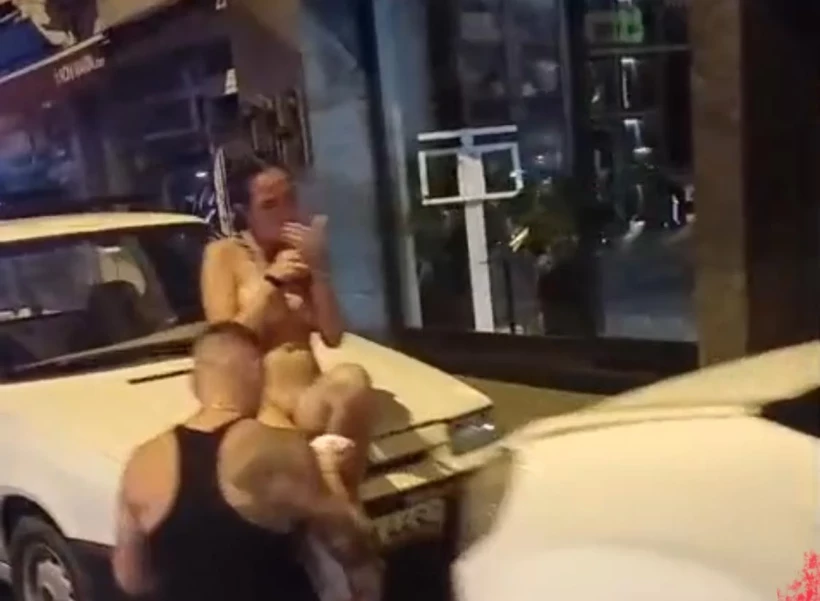Turist kadın çırılçıplak soyundu, aracın üzerinde sigara içti