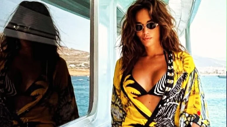 Zina davasını umursamadı, sevgilisiyle Yunan Adası'na gitti