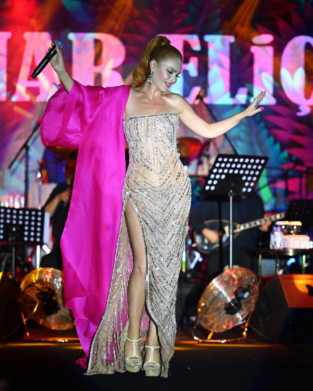 Pınar Eliçe’den Kıbrıs’ta 20 Kiloluk Elbiseyle Unutulmaz Sahne