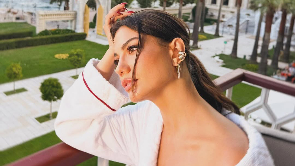 Demet Özdemir’den İstanbul Boğazı’na Karşı Bornozlu Paylaşım