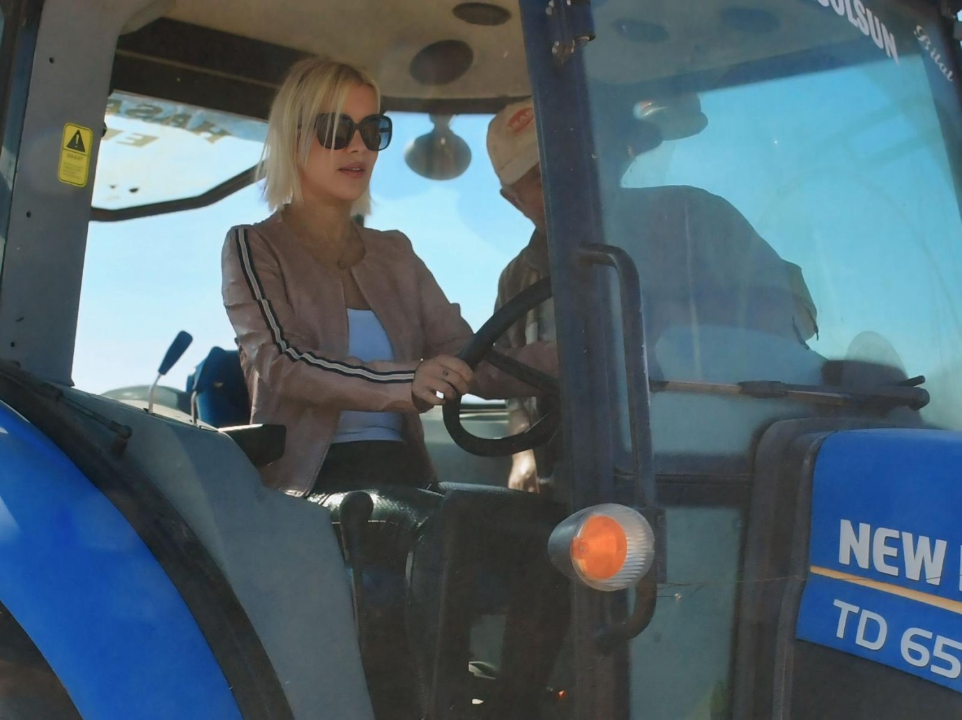 Ömür Gedik, Kabak Çekirdeği Festivali’nde traktör kullandı