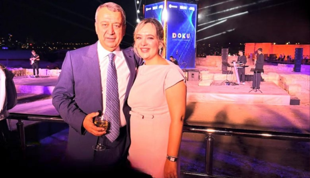 GATHİB Başkanı Fikret Kileci Ödül Töreninde Şarap Kadehiyle Poz Verdi