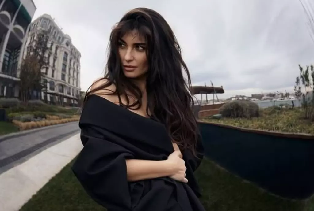 Tuba Büyüküstün Dehşet Bey filminin galasına damga vurdu