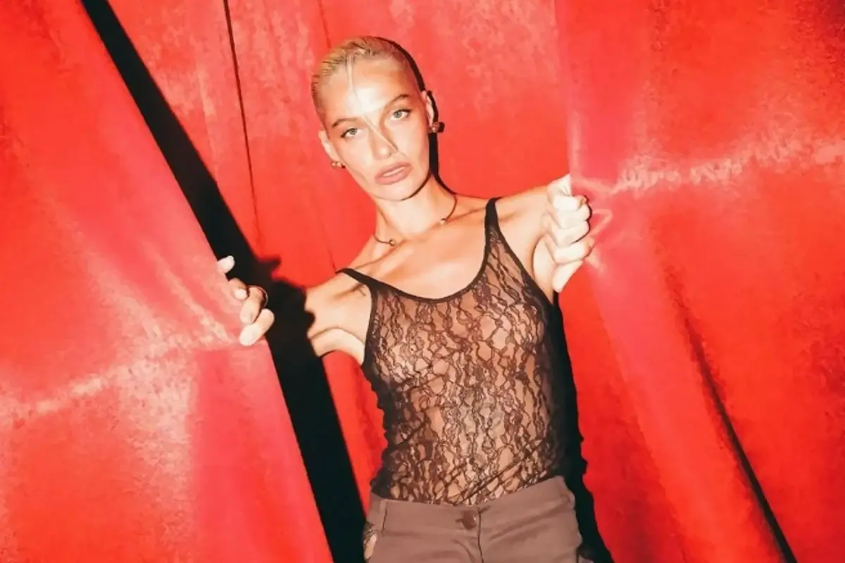 Gülcan Arslan taytlı kırmızı tulumuyla sosyal medyayı salladı!