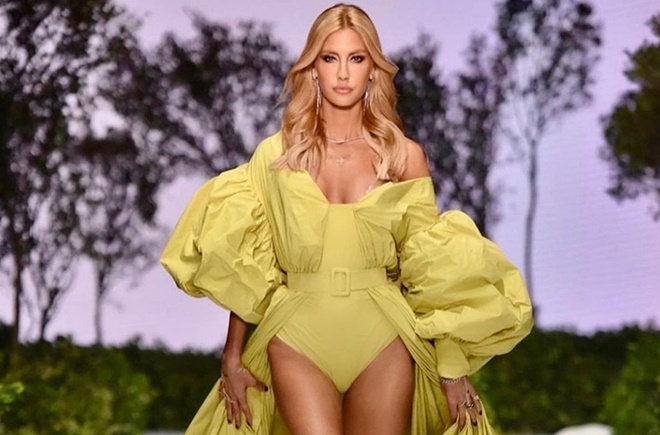 Çağla Şıkel podyumda fırtına gibi esti