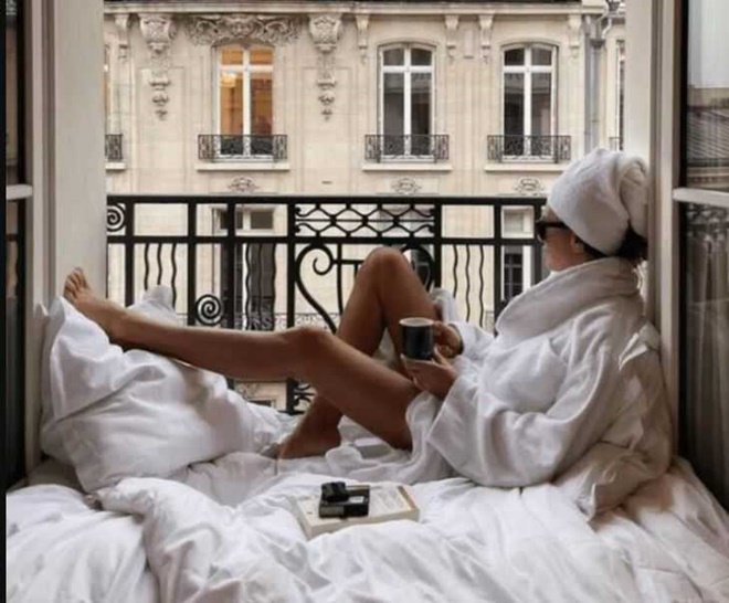 Eda Taşpınar'dan balkon pozu