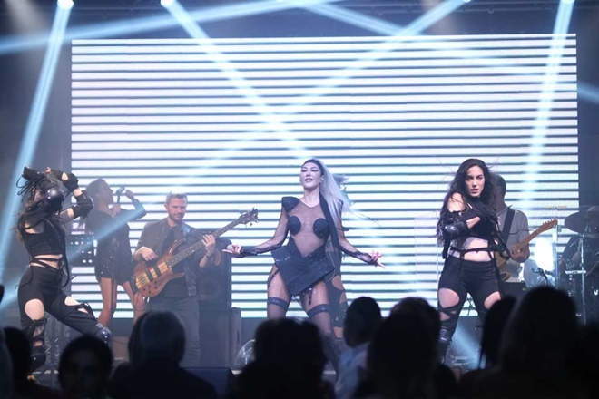 Hande Yener'den müthiş şov!