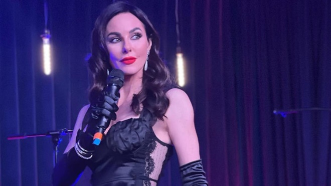 49 yaşındaki Defne Samyell, kalça dekolteli elbisesiyle tüm dikkatleri üzerine çekti