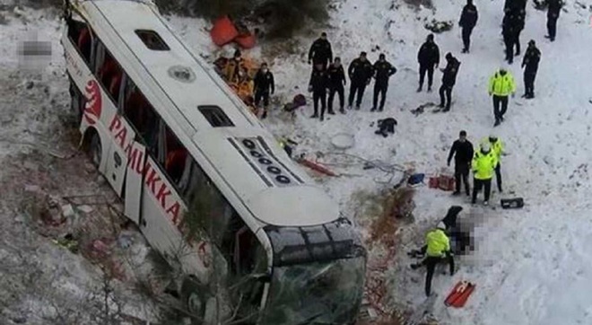 İstanbul'da otobüs şarampole yuvarlandı!