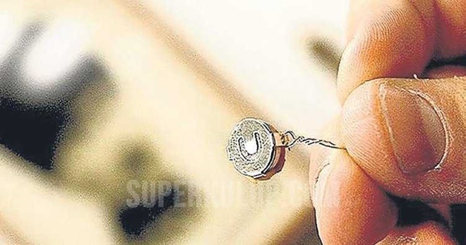 Eşi İşadamının aracına gizlice dinleme cihazı koymuş