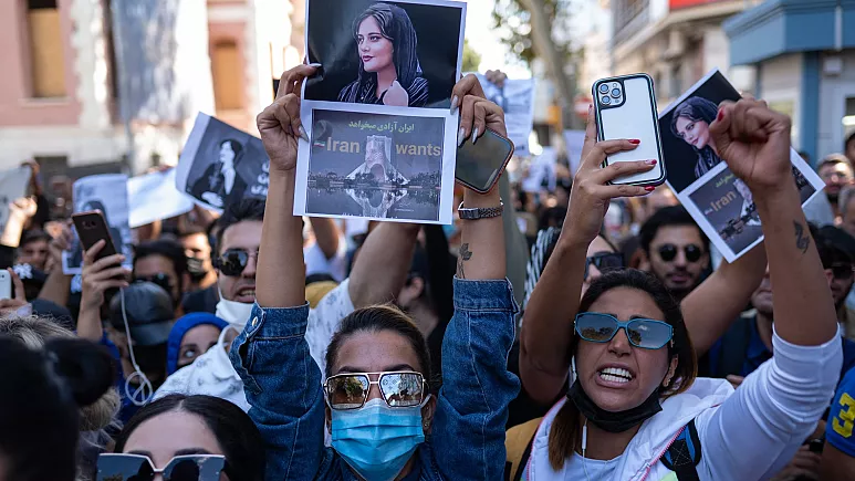 İran'da Mahsa Amini protestoları: '43 yıldır rejimin ilk hedefi kadınlar'