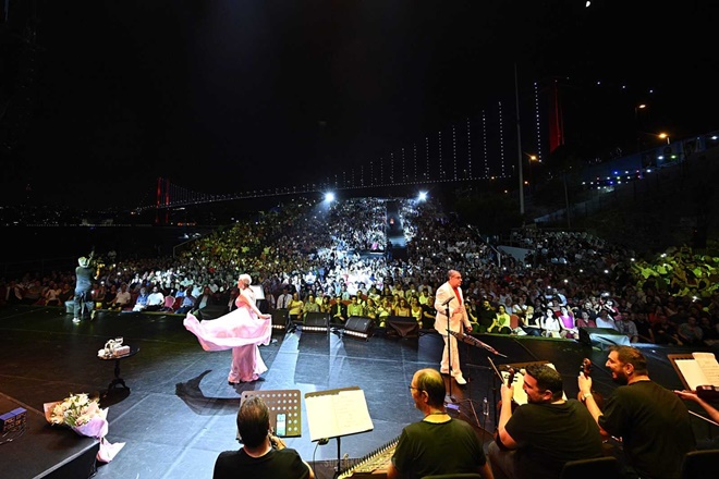 KURUÇEŞME AÇIKHAVA'DA MUAZZEZ ERSOY RÜZGARI ESTİ