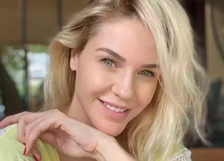 Emine Ün deniz kenarından mayolu fotoğrafını paylaştı!