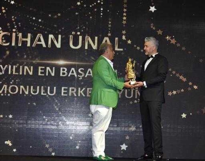 Oyuncu Gökhan Çelik hocasının yerine ödül aldı