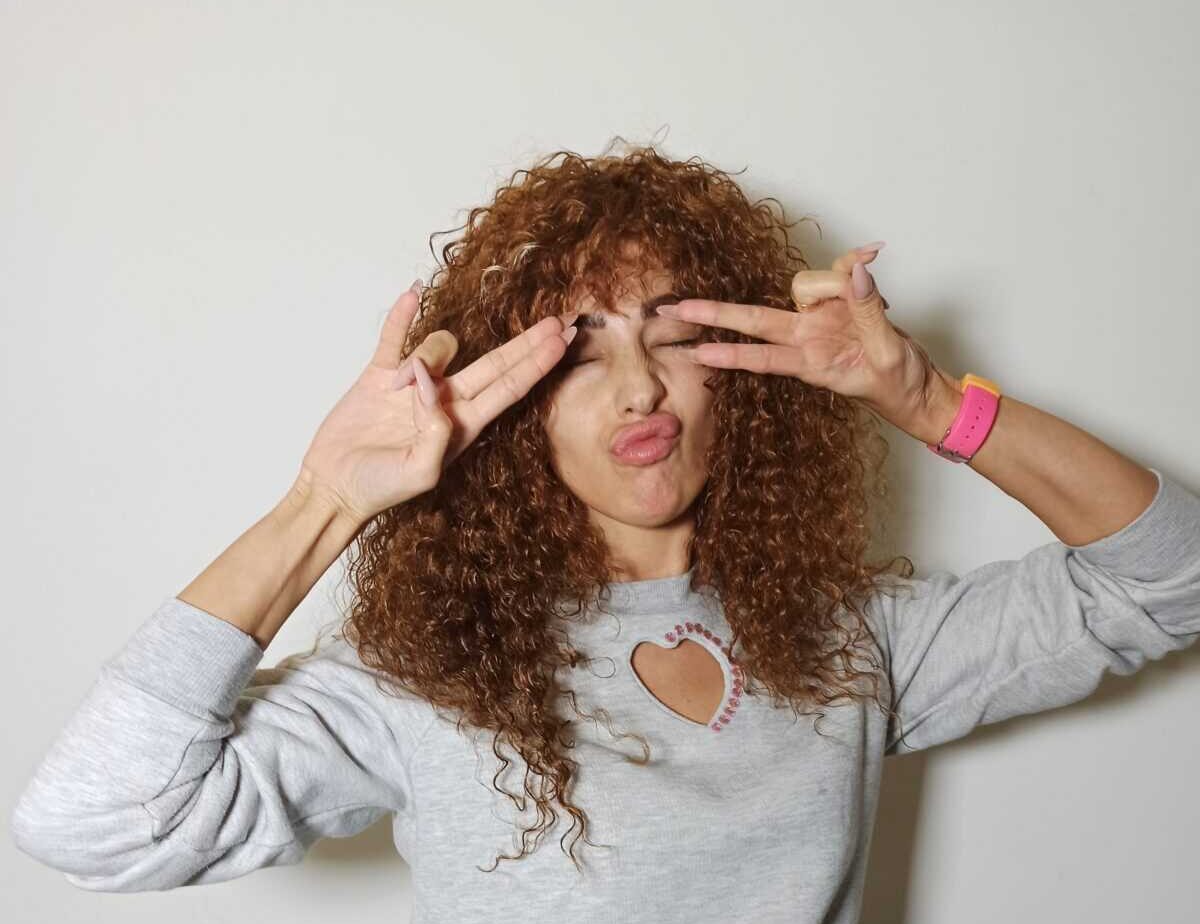 Sonbaharın saç trendi Afro Kıvırcığı