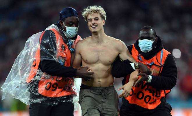 İtalya - İngiltere finalinde sahaya giren taraftar güvenliklere zor anlar yaşattı!