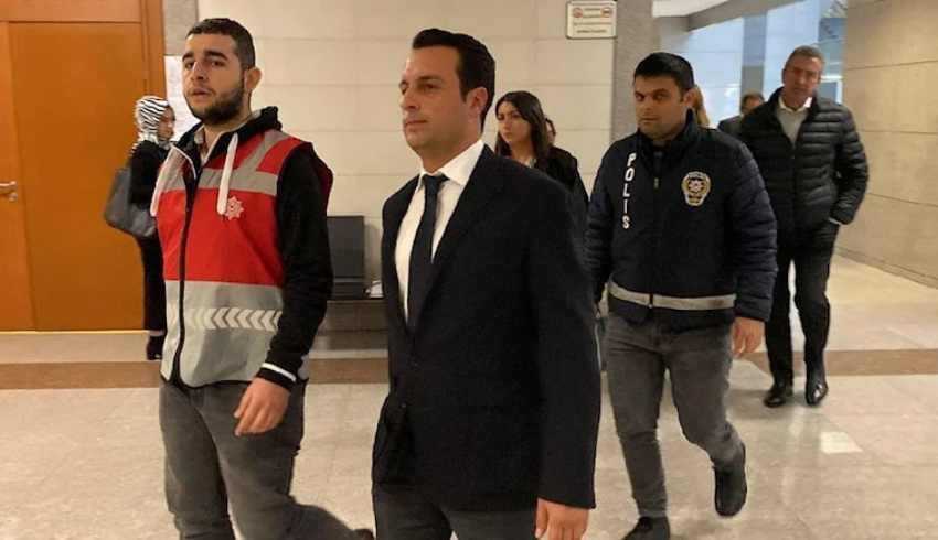 Eşini öldürmeye çalışınca tutuklanmadı, duruşmada avukata omuz atınca tutuklandı