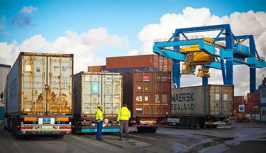 Devleti 750 milyon lira zarara uğratan gümrük memurlarına operasyon