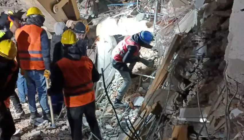 Taşın altına ellerini değil bedenlerini koydular