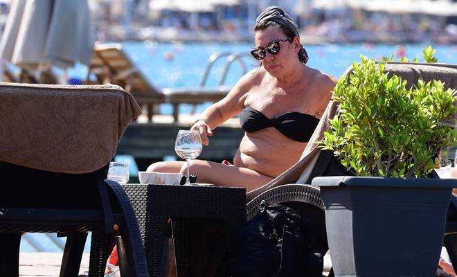 Usta oyuncu Oya Başar, Bodrum tatiline devam ediyor