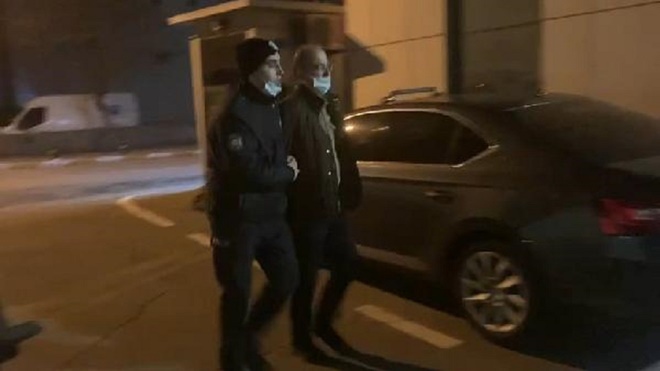 Adliyeden kaçan firari FETÖ şüphelisi minibüste yakalandı