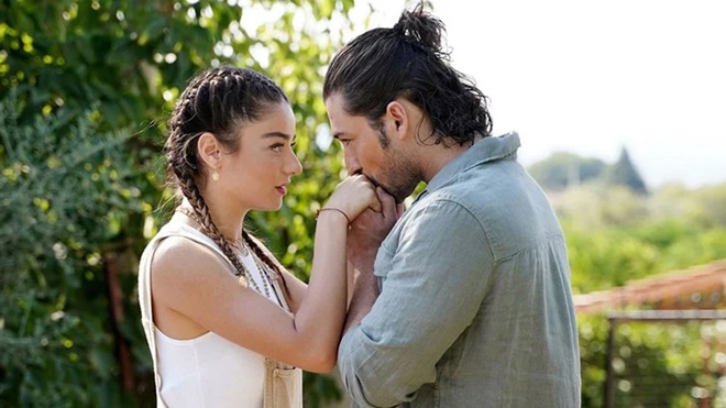 Alp Navruz ve Ayça Ayşin Turan cephesinde 